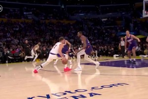 招牌连招！东契奇连续运球假动作 迎着KD长臂飙中后撤步三分