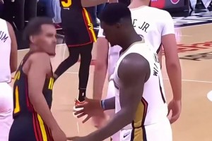 特雷-杨撞上锡安把眼镜撞掉，胖虎纹丝不动~