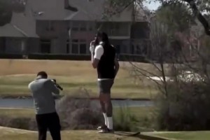 浓眉今天在普莱诺，抽着雪茄边打高尔夫