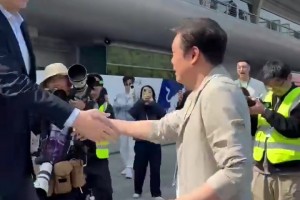 范志毅和姚明在F1中国大奖赛相遇！🤣这全程仰头是蛮累的啊