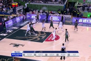 这也太不讲理了🤯2米28法尔隔着周琦举手单臂完成惊天站扣