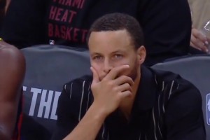 还是需要你啊！勇士早早大比分落后，库里在场边面无表情