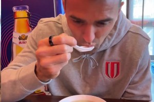 周定洋社媒发布：豆汁儿，我是真的尝试了