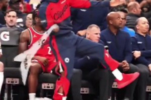 米尔斯末节狂砍14分 原来是提前在场下挥毛巾热身了🤣🤣