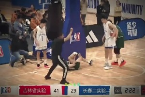 太恐怖了！小伙落地踩到篮球架90°崴脚变形 乔治亲自发视频鼓励