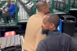 交易东契奇！独行侠球迷当着哈里森的面，对他高喊：“Fire Nico”