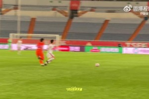 最让泰山球迷不满丢的第2球：都在眼神防守，跑都懒得跑