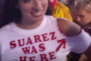 女球迷露出肩膀，这是打算让苏牙过来咬一口啊🤣