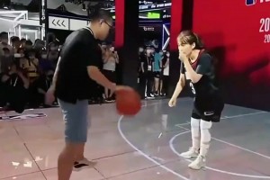 徐静雨：我打球像詹姆斯😅，尤其是翻身后仰基本一般无二