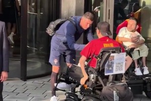 C罗给坐轮椅的球迷签名，险些被轮椅误伤😅