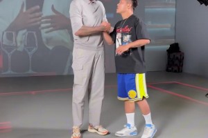 球迷与安东尼合照时身穿印有保罗和甜瓜的T恤，瓜哥：这衣服不错