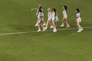 孙兴慜被拍到现身机场，这是要起飞去洛杉矶找洛里了嘛🫠