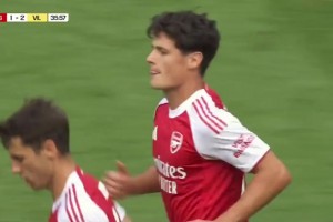 枪手扳回一城！马丁内利角球助攻，诺尔高无人盯防头球破门！