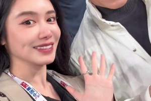 牌面啊！美娜晒NBA中国赛期间和成龙大哥的合影~