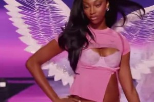 😍天使造型魔鬼身材！WNBA球星里斯参加维密走秀👙