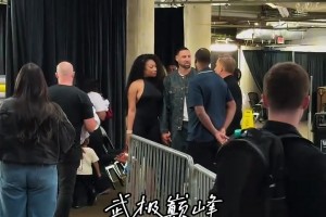 “这就是爱情～克莱女友梅根赛后来接克莱下班回家”