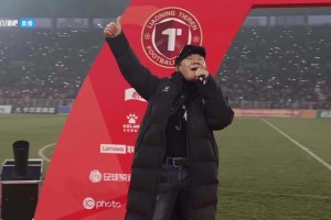 庆祝辽宁铁人夺冠+冲超！歌星赵传在铁西体育场献唱两首经典曲目