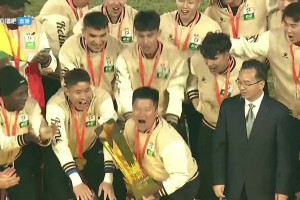 功不可没💪！辽宁铁人冠军教头李金羽举起中甲冠军金杯